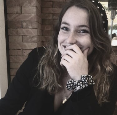 Portait photo en noir et blanc de Ombeline Poueys, fondatrice d'OpéPro