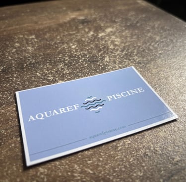 Recto d'une carte de visite créée par OpéPro pour Aquaref Piscine avec logo et site internet
