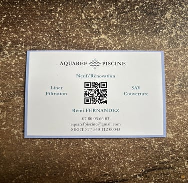 Verso d'une carte de visite avec QR CODE créée par OpéPro pour Aquaref Piscine