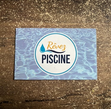 Recto d'une carte de visite avec logo et fond de piscine créée par OpéPro pour Rêvez Piscine