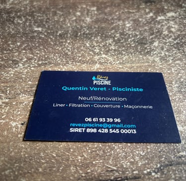 Verso d'une carte de visite bleu foncée avec logo créée par OpéPro pour Rêvez Piscine