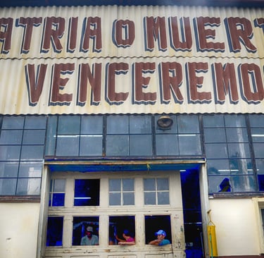 Una vieja fábrica con el eslogan revolucionario Patria o Muerte.