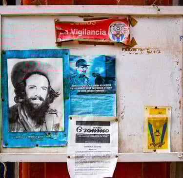 Un viejo mural de CDR es visto en una calle de La Habana.