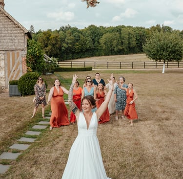Le jeté de bouquet, Justine lance gracieusement son bouquet derrière elle au domaine à Nantes.