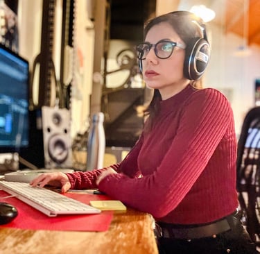 Martha H Calderon su postazione di montaggio.