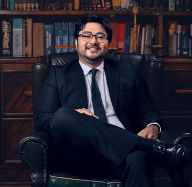 homem asiático de terno em uma poltrona