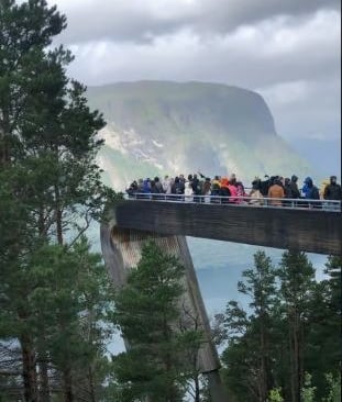 Discover the beautiful Norwegian countryside .