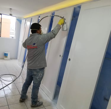 Dale a tus puertas de madera un acabado lujoso y duradero con nuestro servicio especializado de laca