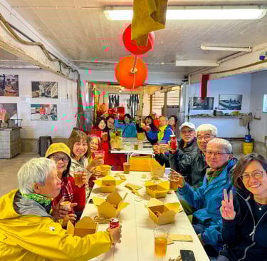 Gjester som spiser fish and chips sammen ved langbord hos Maritime Munchies i Lofoten
