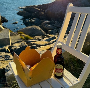 Takeaway fish and chips fra Maritime Munchies nytes ved sjøen i Lofoten