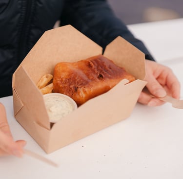 Fish and chips servert i takeaway-boks hos Maritime Munchies i Lofoten