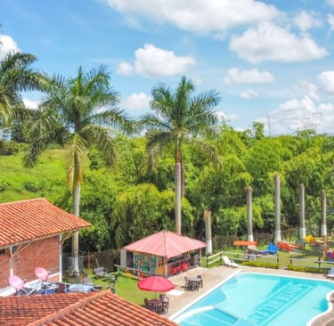 Vista de la Piscina del Hotel Palmas de Santa Helena en Quimbaya Quindío