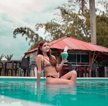 Descanza en la piscina del Hotel Palmas de Santa Helena en Quimbaya Quindío