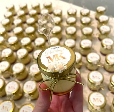 Pudim tradicional no potinho de vidro com calda dourada, cremoso para ocasiões especiais, festas