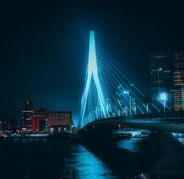 Pont très haute au‑dessus de la rivière, la nuit.