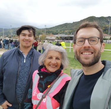 Photode Pierre Guichard et le collectif TOurnon en Commun au bord d'un terrain de rugby