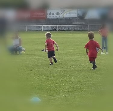 Photo d'enfant de dos jouant au rugby à Tournon sur Rhône FCTT