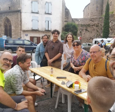 Membres du collectif Tournon en Commun lors de la 715 ème foire aux oignons à Tournon sur Rhône
