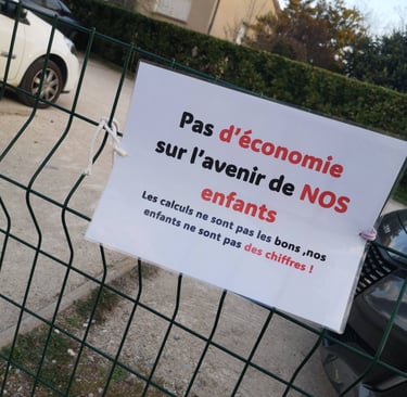 Panneau dénonçant une fermeture de classe