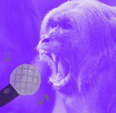 Un mono cantando con un micrófono
