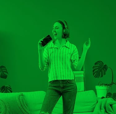 Mujer cantando libre en la sala de su casa