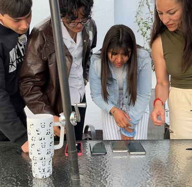 Grupo diverso de estudiantes de inglés haciendo una actividad digital en sus celulares.