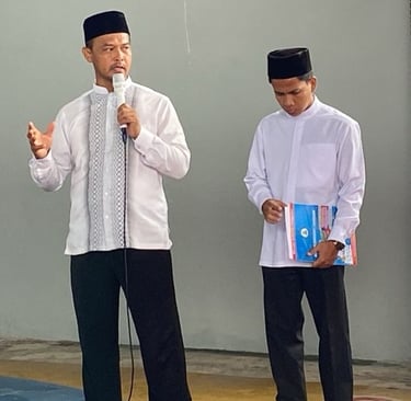 Bpk. Darul Arkom, M.Pd memberikan amanat dalam upacara pelantikan pengurus OSIS
