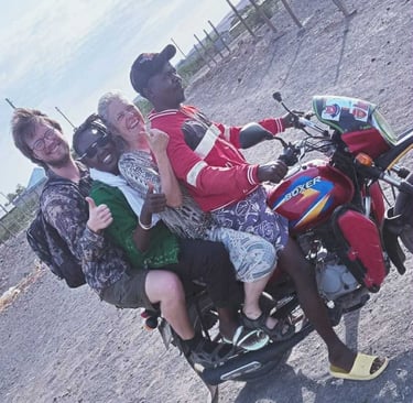 Motorcykel brugt som taxa i Turkana ørkenen