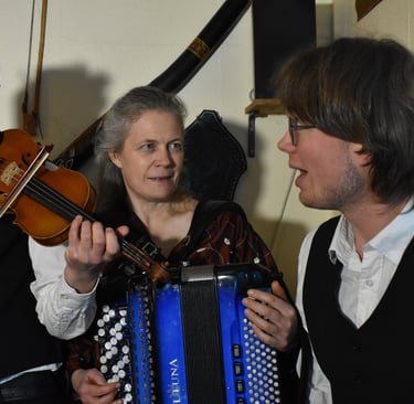 Foto af Helle, Andreas og Halfdan Asmild der er mor og sønner og underholder med musik og skuespil
