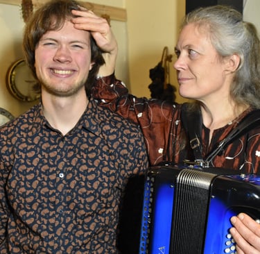 Foto fra musikunderholdningen ”Ungdommen er ikke, hvad den har været – og det har den aldrig været”