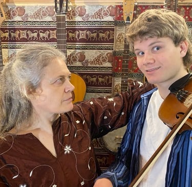 Titelfoto til musikforestillingen "Få så styr på din teenager! - eller opgiv det i tide"