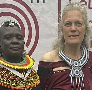 Foredragsholderen Helle Asmild og en Samburu kvinde