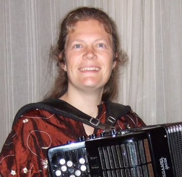 Helle Asmild underviser i harmonika