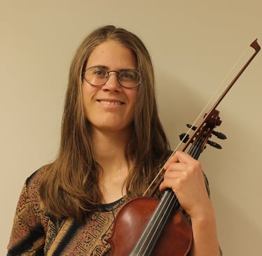 Amalie Malmgren Asmild, sceneperformer og musiker