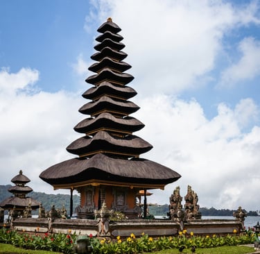 Tanah Lot, home to the ancient Hindu pilgrimage temple Pura Tanah Lot, Bali (Indonesia)