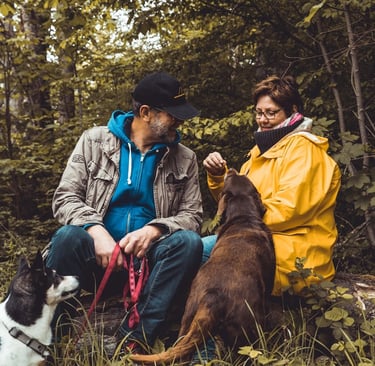 Marion und Martin Lindhof im Wald mit 2 Hunden
