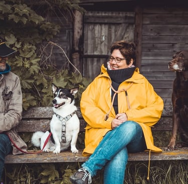 Martin & Marion Lindhof auf einer Bank mit 2 Hunden
