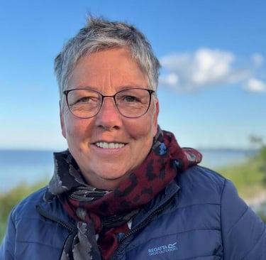 Marion Lindhof auf Fehmarn bei herrlichem Wetter und Meerblick.