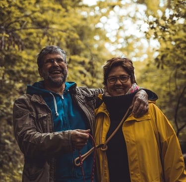 Marion und Martin Lindhof lachend im Wald beim Fotoshooting mit Jan albrecht von albrechtpictures.