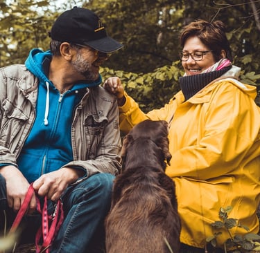 Marion und Martin Lindhof von Hunde Freude Hundeschule und Hundehotel mit Hund Amy beim Fotoshooting
