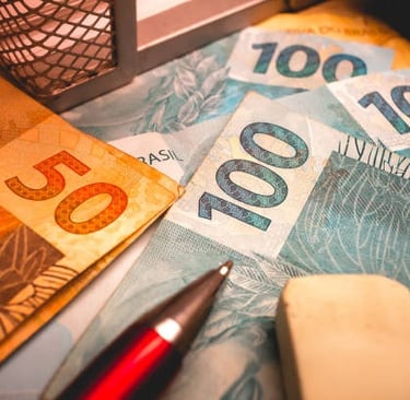 imagem mostra o dinheiro como exemplo de economizar para pagar as contas.
