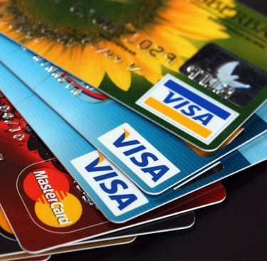 imagem de vários cartões de créditos de bandeiras diferentes.