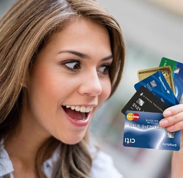 uma jovem mulher segurando vários cartões de créditos