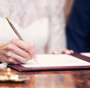 casamento ,casal hétero assinando o livro de casamento.
