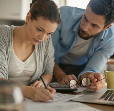 imagem de um  casal fazendo um planejamento financeiro juntos para evitar dívidas.
