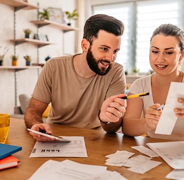 casal se programando para comprar uma casa financiada