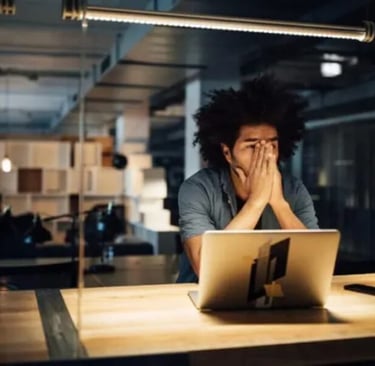 imagem de um jovem endividado com juros do cartão de crédito.