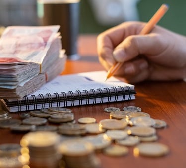 imagem de uma mesa de escritório com moedas e dinheiro em cima dela .