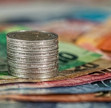 imagem de cédulas e moedas juntas. Representando dinheiro.