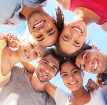 imagem de jovens reunidos 